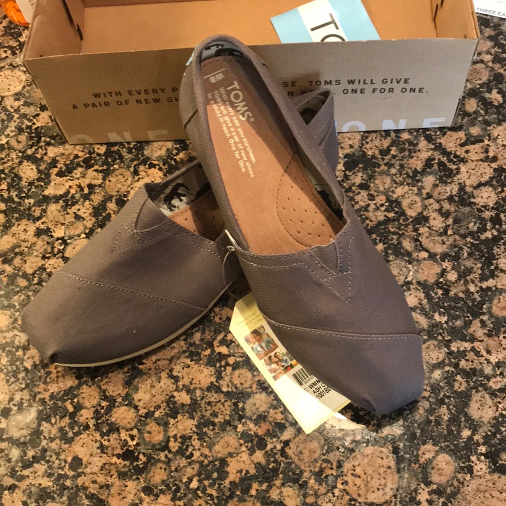 New In Box Ash Grey Classic Toms